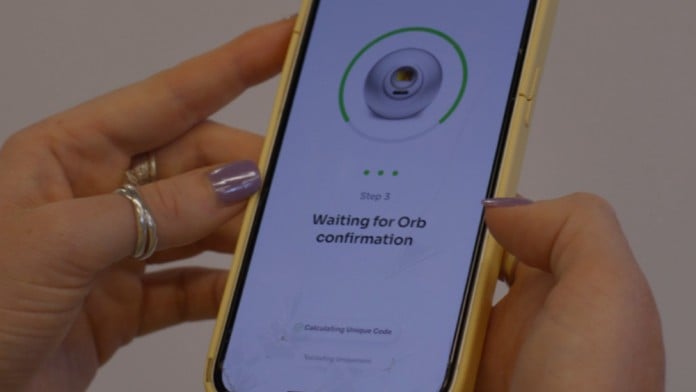 Apa Itu World App? Aplikasi Scan Retina Mata yang Dibekukan Komdigi