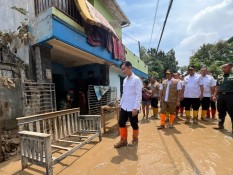 Swasembada Pangan, Gibran Bagikan 10 Traktor dan Mesin Pompa ke Petani