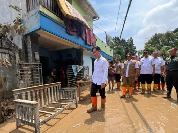 Swasembada Pangan, Gibran Bagikan 10 Traktor dan Mesin Pompa ke Petani