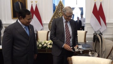 Momen Bill Gates Berikan Hadiah Bobby Kertanegara Kucing Milik Prabowo