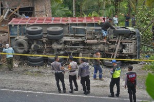 Kecelakaan Maut Akibat Rem Truk Tronton Tidak Berfungsi Tewaskan 11 Orang