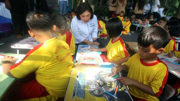 Rayakan HUT Ke-73, Dirut PELNI Bagikan 200 Life Jacket di Cilincing