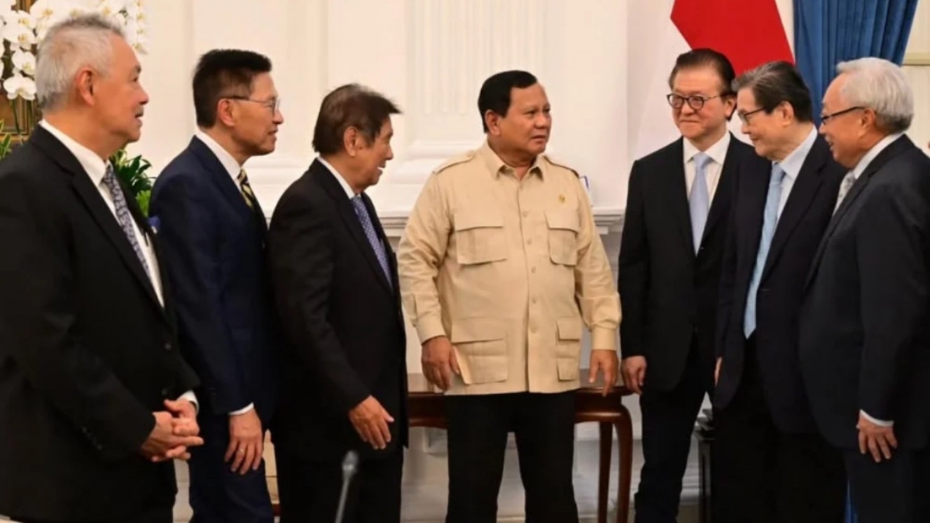 Orang terkaya di Indonesia Prajogo Pangestu bersama dengan lima konglomerat lainya di sela-sela pertemuan dengan Presiden Prabowo Subianto di Istana Negara, Jakarta, Jumat 7 Maret 2025. /youtube Sekretariat Presiden