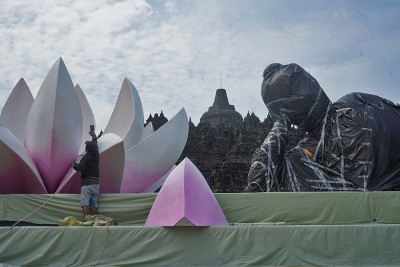 Persiapan Perayaan Waisak di Borobudur