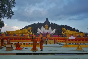 Persiapan Altar Utama Waisak 2025