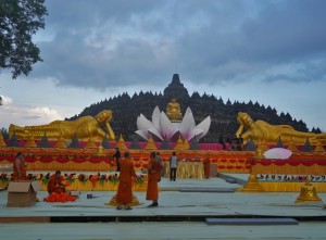 Persiapan Altar Utama Waisak 2025
