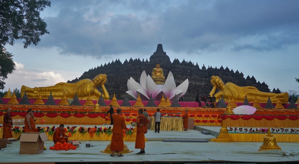 Persiapan Altar Utama Waisak 2025