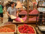 Harga Pangan Sepekan: Bawang dan Cabai Kompak Turun, Beras Naik