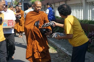 Biksu di Jawa Timur Ikuti Tradisi Pindapata Jelang Tri Suci Waisak