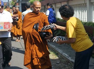 Biksu di Jawa Timur Ikuti Tradisi Pindapata Jelang Tri Suci Waisak
