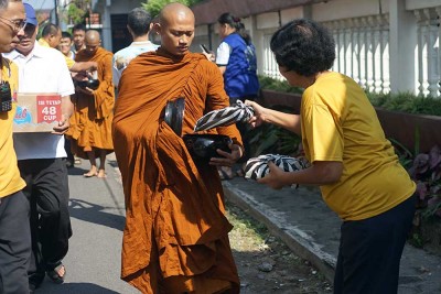 Biksu di Jawa Timur Ikuti Tradisi Pindapata Jelang Tri Suci Waisak