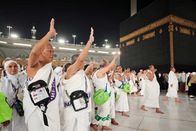 Calon Haji Dari Indonesia Melakukan Umrah Wajib di Masjidil Haram
