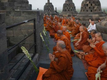 Mengenal Ritual Pradaksina yang Dilakukan Biksu Thudong Thailand di Candi Borobudur