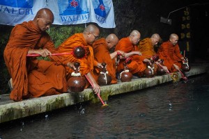 Prosesi Pengambilan Air Suci Saat Rangkaian Perayaan Tri Suci Waisak 2569 BE/2025