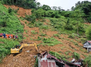 Proses Evakuasi Korban Tanah Longsor di Samarinda