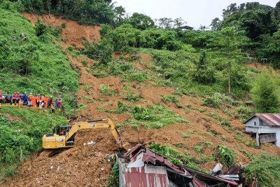 Proses Evakuasi Korban Tanah Longsor di Samarinda