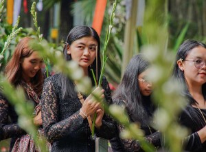 Sejumlah Umat Buddha Suku Tengger Melakukan Pradaksina di Candi Sumberawan