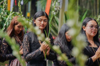 Sejumlah Umat Buddha Suku Tengger Melakukan Pradaksina di Candi Sumberawan