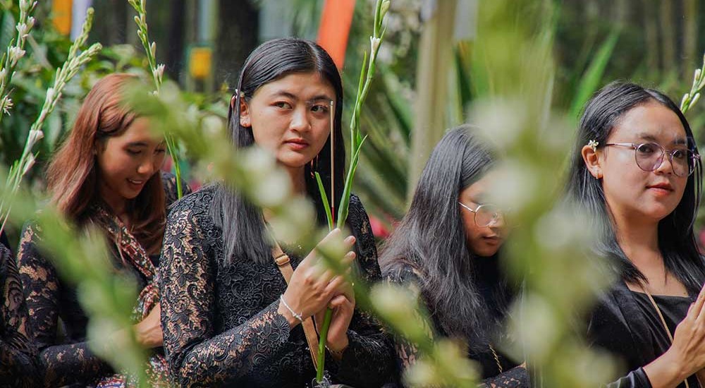 Sejumlah Umat Buddha Suku Tengger Melakukan Pradaksina di Candi Sumberawan