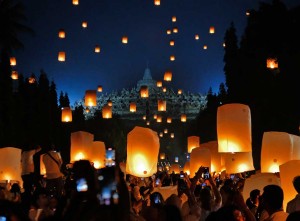 Penerbangan Lampion Harapan Saat Perayaan Waisak di Candi Borobudur