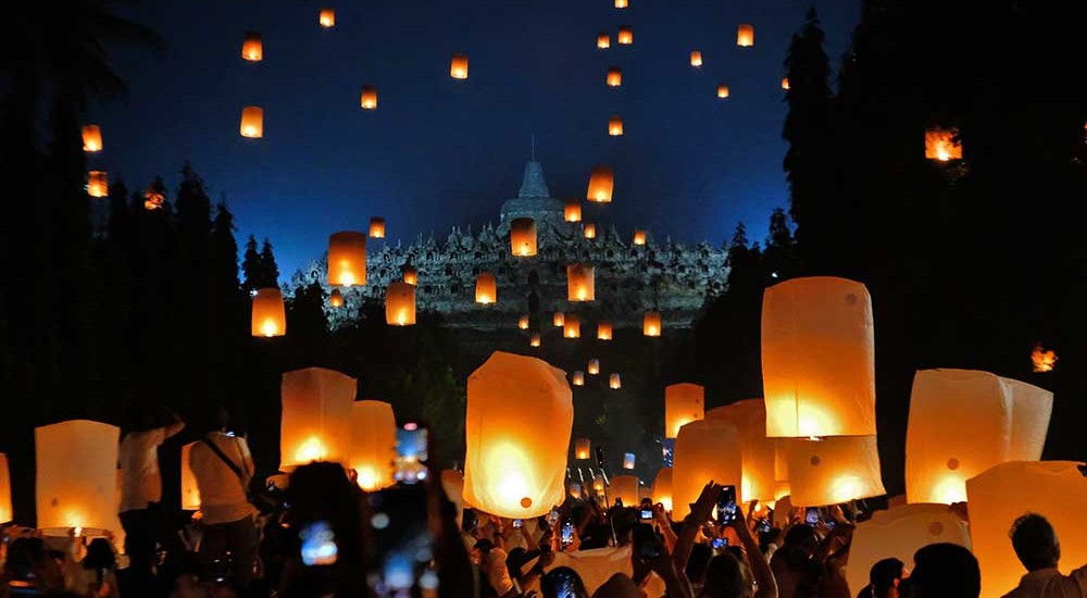 Penerbangan Lampion Harapan Saat Perayaan Waisak di Candi Borobudur