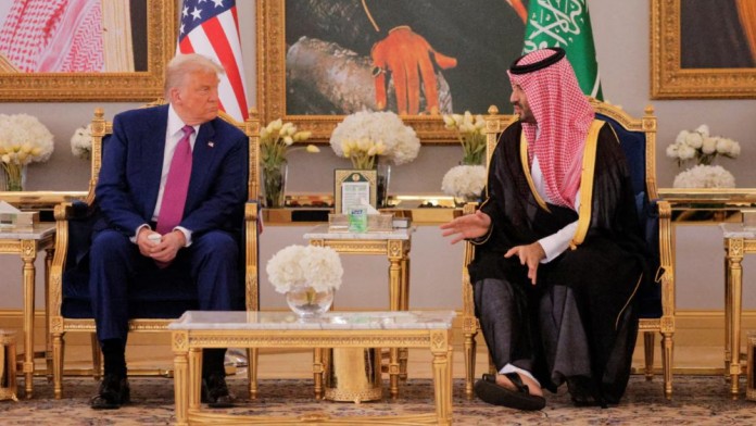 Trump Tiba di Arab Saudi Disambut Pangeran Salman, Bidik Investasi Rp16 Kuadriliun