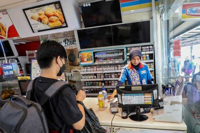 Untung Indomaret (DNET) dan Alfamart (AMRT) di Tengah Gugurnya Para Pesaing