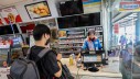 Untung Indomaret (DNET) dan Alfamart (AMRT) di Tengah Gugurnya Para Pesaing