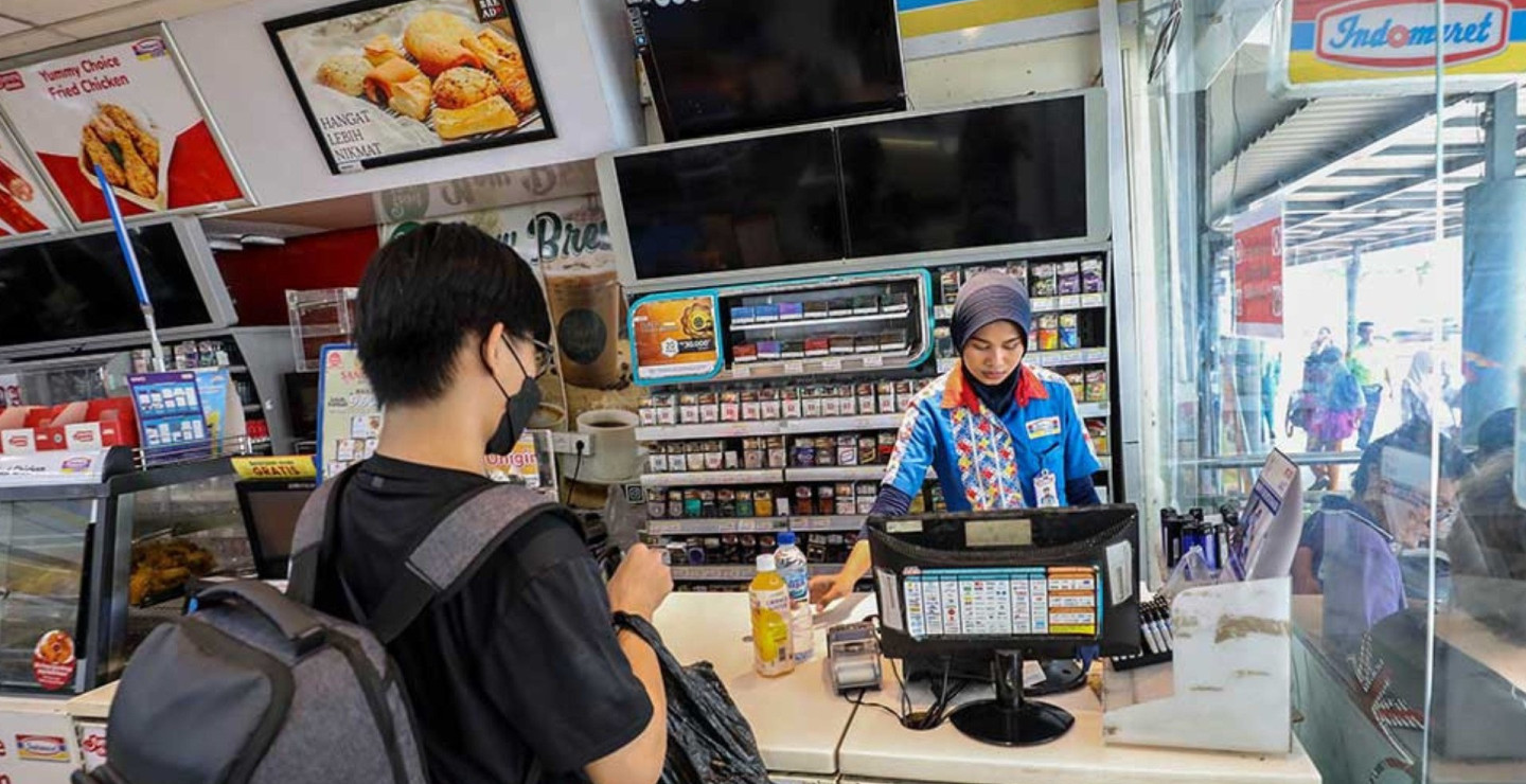 Untung Indomaret (DNET) dan Alfamart (AMRT) di Tengah Gugurnya Para Pesaing