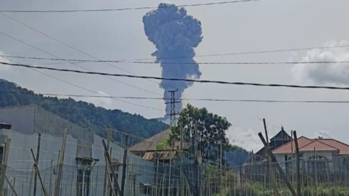 Gunung Marapi di Sumbar Erupsi Lagi, Ketinggian Abu Capai 1.600 Meter