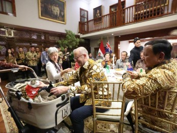Momen PM Albanese Kalungkan Syal ke Kucing Prabowo, Bobby Kertanegara