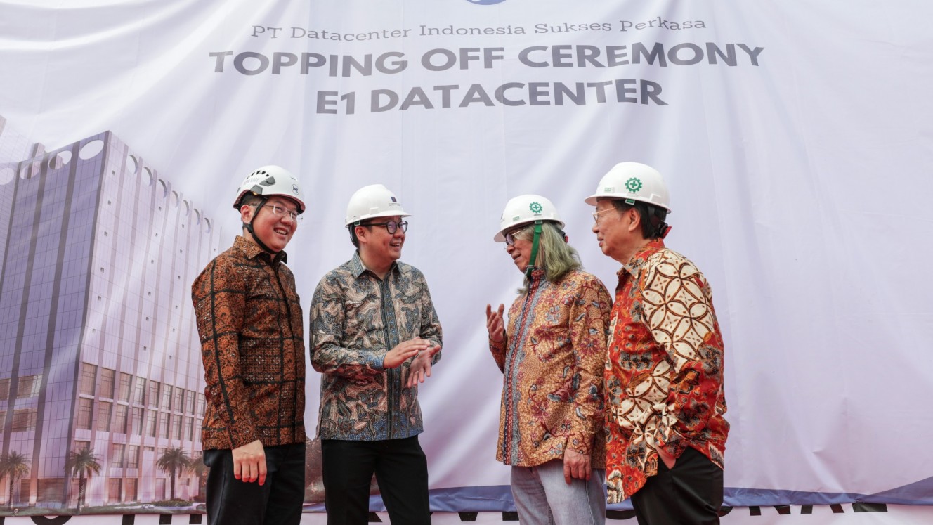 Direktur PT Datacenter Indonesia Sukses Perkasa Ricky Garyati (dari kiri), Salim Group Representative Reginald Hamdani, President Director PT DCI Indonesia Tbk. Toto Sugiri, dan Senior Advisor J.C Gani berbincang disela-sela acara Topping Off Data Center E1 di Jakarta, Selasa (30/5/2023)./Bisnis/Fanny Kusumawardhani