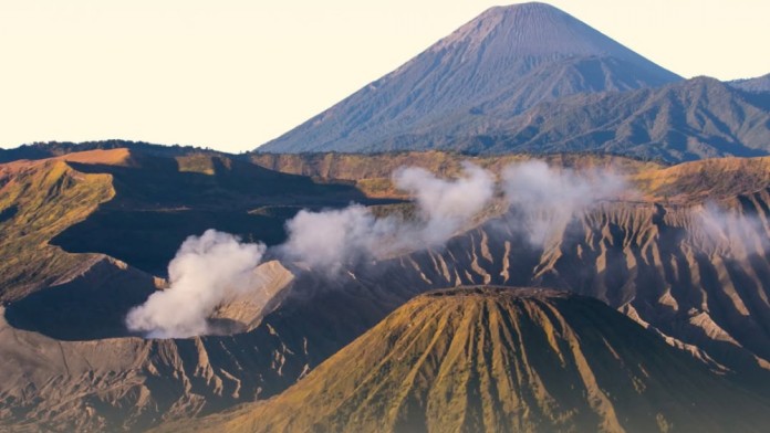Mengenal Ritual Yadnya Kasada yang Dilakukan Suku Tengger di Bromo