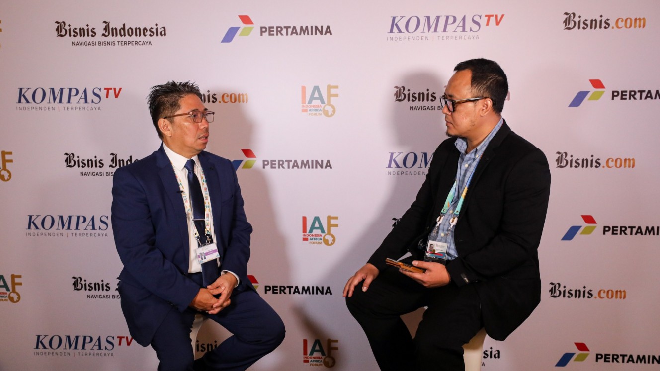 Direktur Utama PT Pertamina Geothermal Energy Tbk. Julfi Hadi (kiri) memberikan keterangan saat wawancara dengan General Manager Konten Bisnis Indonesia Galih Kurniawan di sela-sela Indonesia-Africa Forum (IAF) II di Nusa Dua, Bali, Selasa (3/9/2024)./Bisnis/Arief Hermawan P