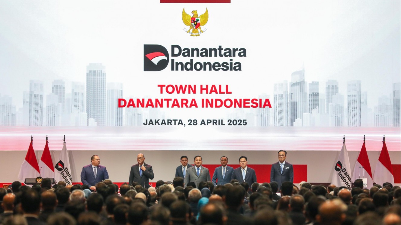 Presiden Prabowo Subianto (tengah) didampingi Menteri BUMN Erick Thohir (kedua kanan), Chief Executive Officer CEO BPI Danantara Rosan Roeslani (kedua kiri), CIO Pandu Patria Sjahrir (kiri), COO Dony Oskaria (kanan), Sekretaris Kabinet Teddy Indra Wijaya (ketiga kiri), dan Menteri Sekretaris Negara Prasetyo Hadi pada saat acara Town Hall Danantara Indonesia di Jakarta, Kamis (28/4/2025). /Bisnis/Himawan L Nugraha