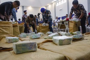 TNI AL Lantamal IV Batam Gagalkan Penyelundupan Sabu 705 Kg dan Kokain 1,2 Ton
