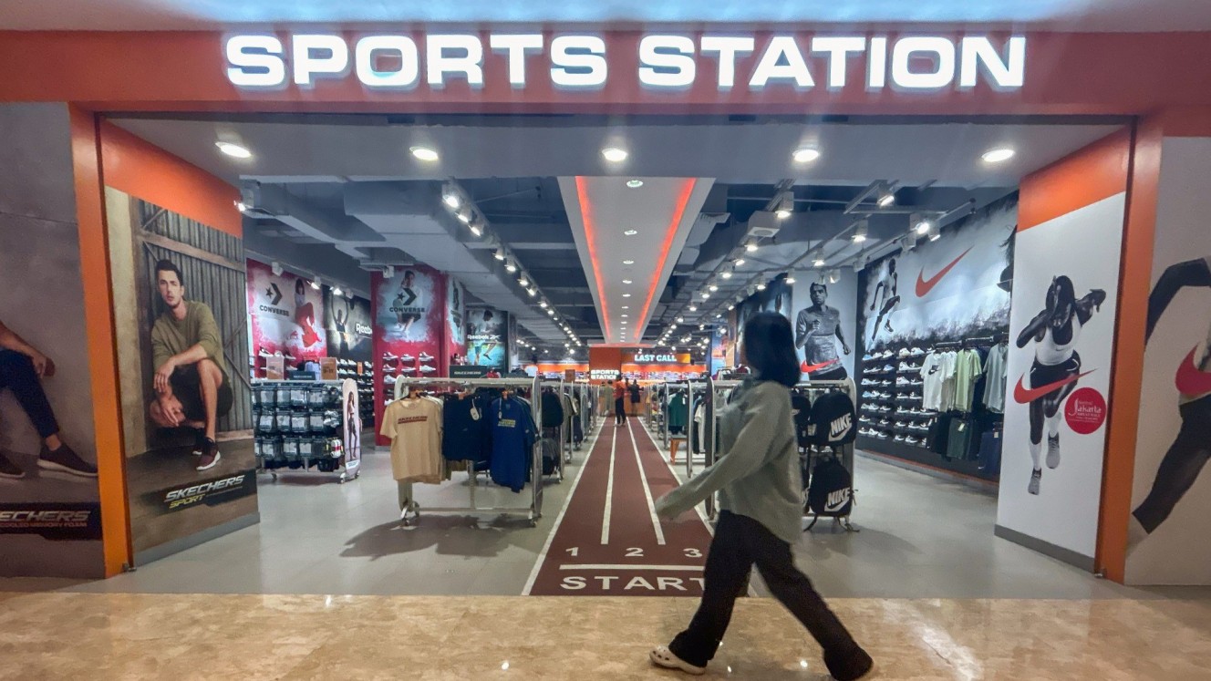 Pengunjung melihat produk di salah satu gerai Sports Station di bawah kelolaan MAP Group, di Jakarta, Senin (24/6/2024). Bisnis/Fanny Kusumawardhani