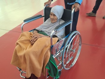 LAPORAN HAJI 2025: Nenek Sumbuk, Jemaah Haji Indonesia 2025 Tertua Tiba di Tanah Suci