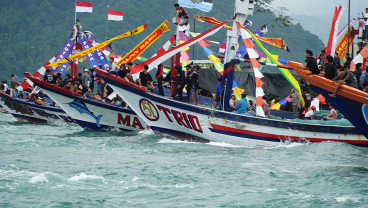 Nelayan di Jawa Timur Gelar Tradisi Labuh Laut Sembonyo di Teluk Prigi