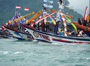 Nelayan di Jawa Timur Gelar Tradisi Labuh Laut Sembonyo di Teluk Prigi