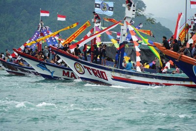 Nelayan di Jawa Timur Gelar Tradisi Labuh Laut Sembonyo di Teluk Prigi