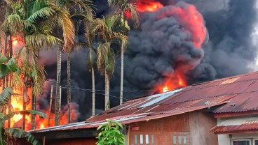 Sudah 9 Jam, Kebakaran Pabrik Karet di Padang Belum Padam