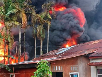Sudah 9 Jam, Kebakaran Pabrik Karet di Padang Belum Padam