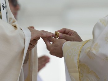 Momen Haru Paus Leo XIV Disematkan Cincin Nelayan, Ini Penampakannya!