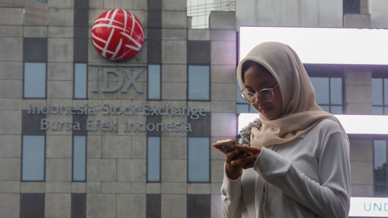 Warga melintasi kantor PT Bursa Efek Indonesia di Jakarta, Minggu (11/5/2025)/Bisnis/Eusebio Chrysnamurti