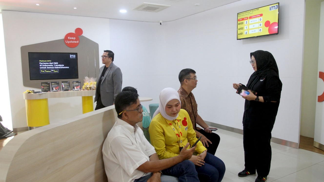 Karyawan melayni pelanggan Indosat di gerai Indosat Makassar, Sulawesi Selatan, Kamis (21/11/2024)./Bisnis/Paulus Tandi Bone