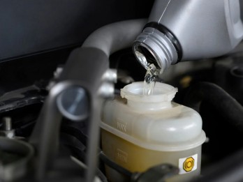 Tips Memilih Minyak Rem Mobil Sesuai Jenis dan Spesifikasinya