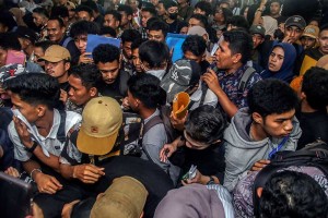 Ribuan Pencari Kerja Berdesak-desakan Saat Job Fair 2025 di Maluku