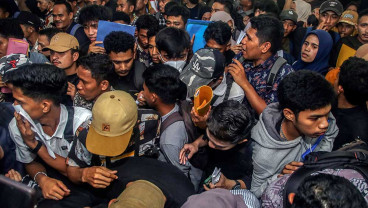 Ribuan Pencari Kerja Berdesak-desakan Saat Job Fair 2025 di Maluku