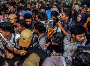 Ribuan Pencari Kerja Berdesak-desakan Saat Job Fair 2025 di Maluku